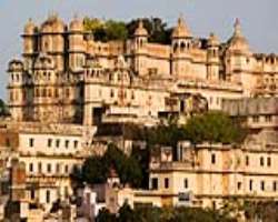The palace is built on a hilltop mixing a Mughal and Rajput architectural style The palace is built on a hilltop mixing a Mughal and Rajput architectural style.